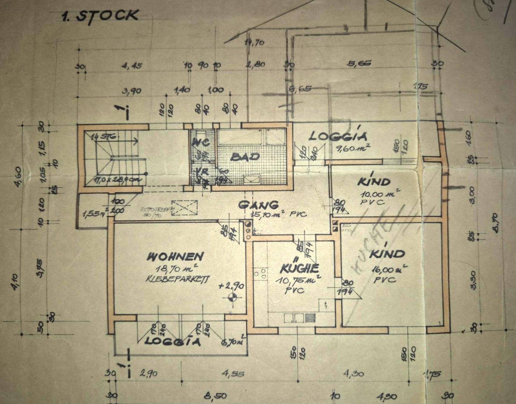 Grundriss des ersten Stocks mit Wohnzimmer, Küche, Bad, WC, Kinderzimmern und Loggia.