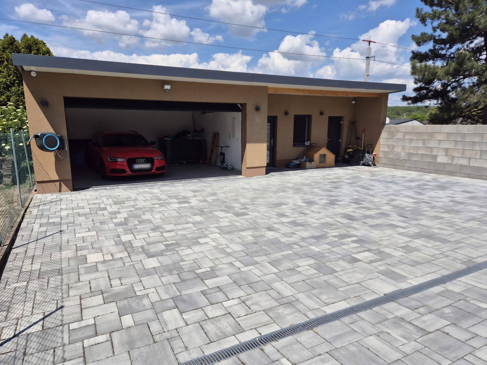 Geräumige Garage mit gepflasterter Zufahrt und Platz für mehrere Fahrzeuge.