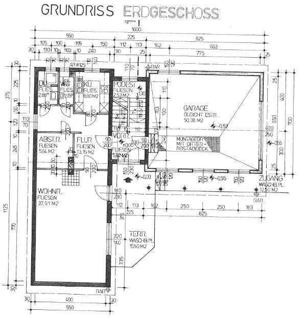 Grundriss des Erdgeschosses mit Wohnzimmer, Küche, Bad und integrierter Garage.