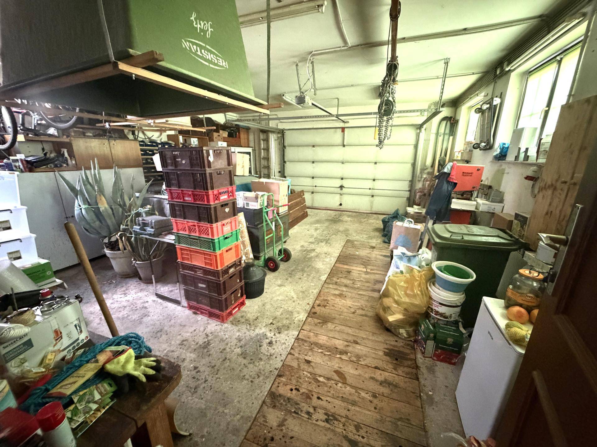 Geräumige Garage als Lagerraum genutzt mit vielen Kisten und Gegenständen.