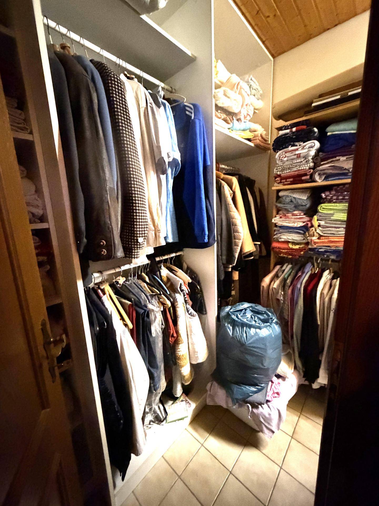 Begehbarer Kleiderschrank mit viel Stauraum für Kleidung und Accessoires.