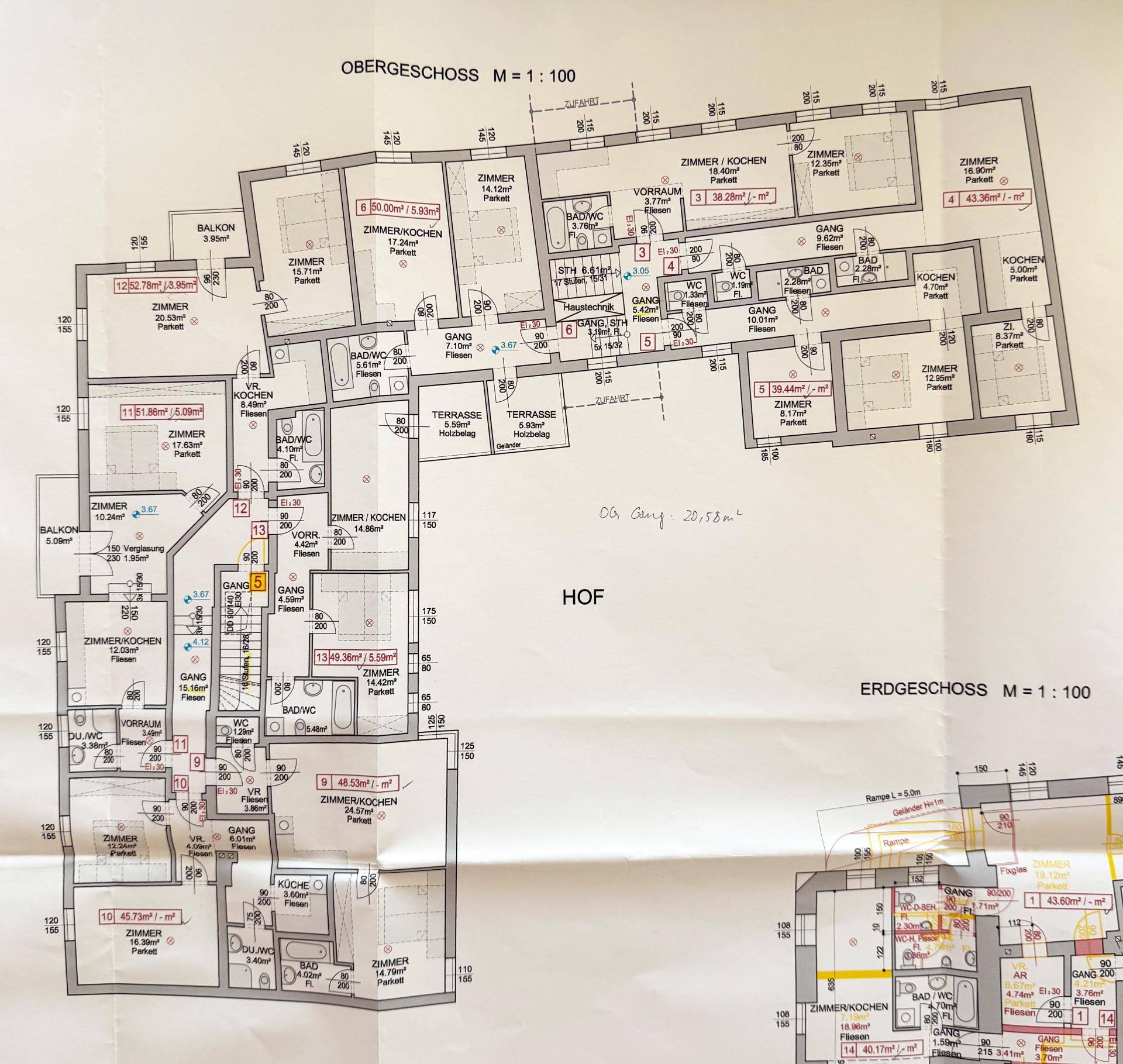 Detaillierter Grundrissplan des Ober- und Erdgeschosses mit mehreren Wohneinheiten, Balkonen und Terrassen.