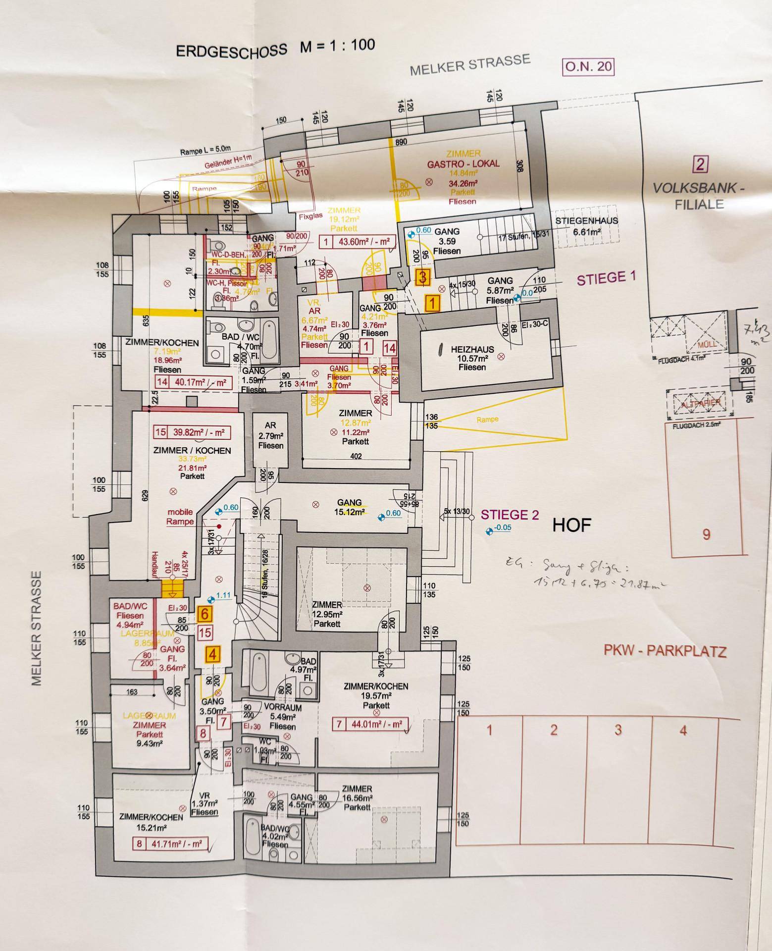 Grundriss des Erdgeschosses mit verschiedenen Zimmern, Bädern, Küchen und einem Hofbereich.