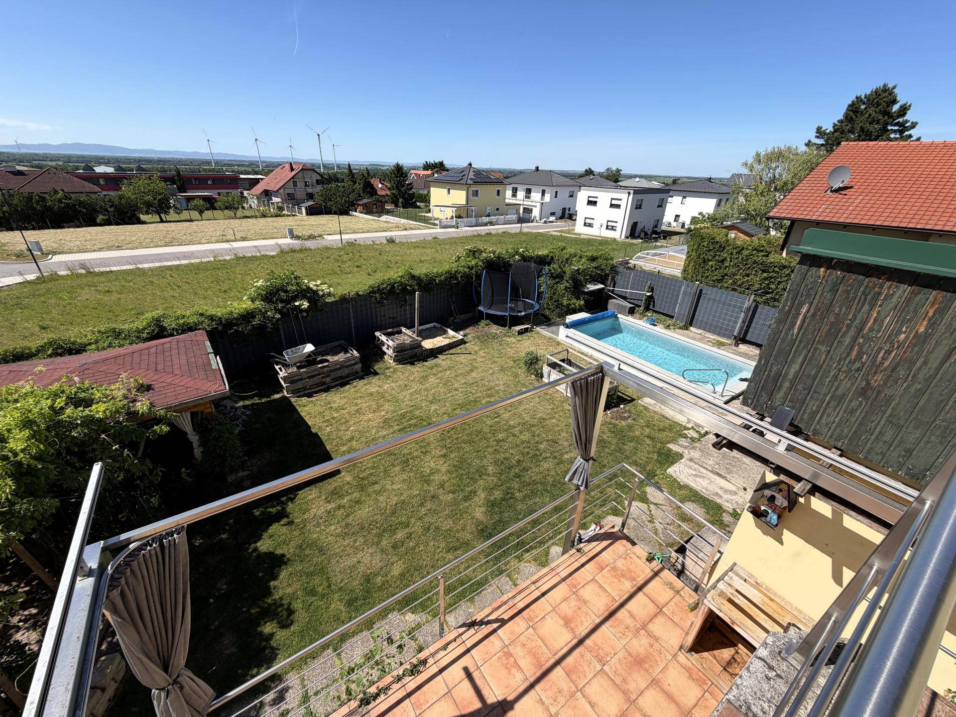 Weitläufiger Blick von der Terrasse über den Garten und die umliegende Landschaft.