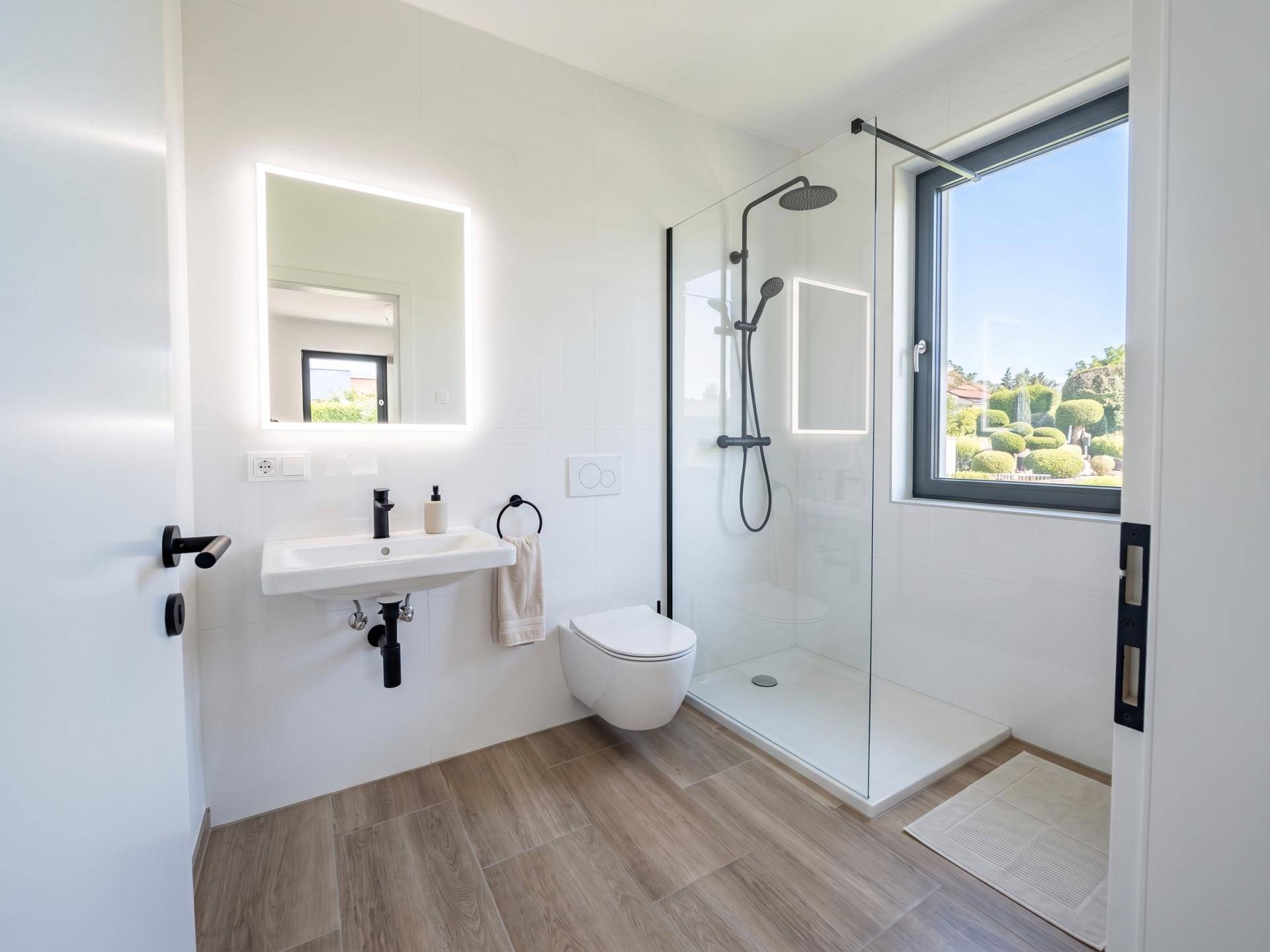 Modernes Badezimmer mit begehbarer Dusche, Einzelwaschbecken, Wand-WC und Fenster.