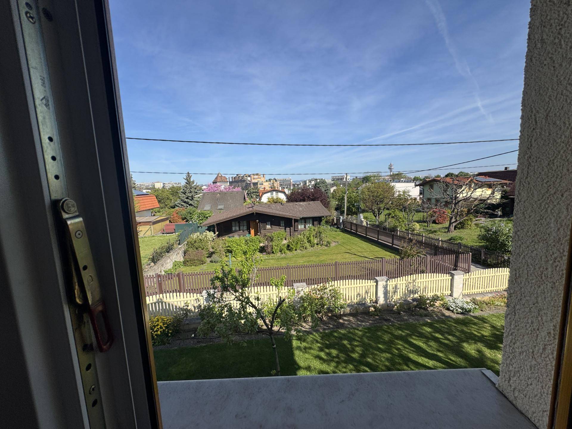 Weitblick aus dem Fenster über die umliegenden Gärten und Häuser.