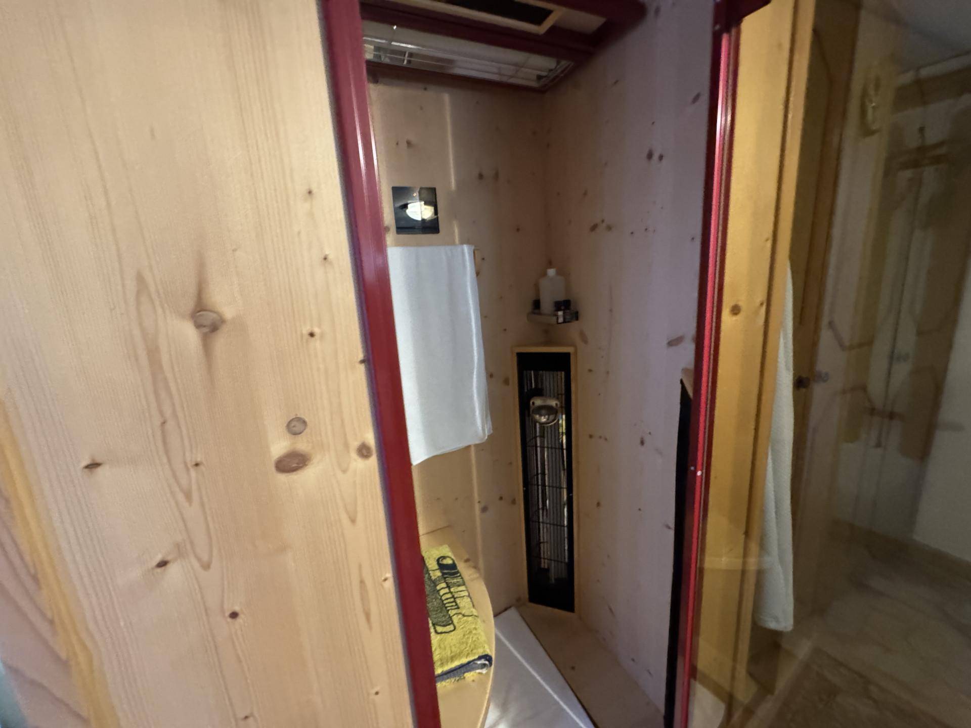 Gemütliche Holzsauna für entspannende Momente im eigenen Zuhause.