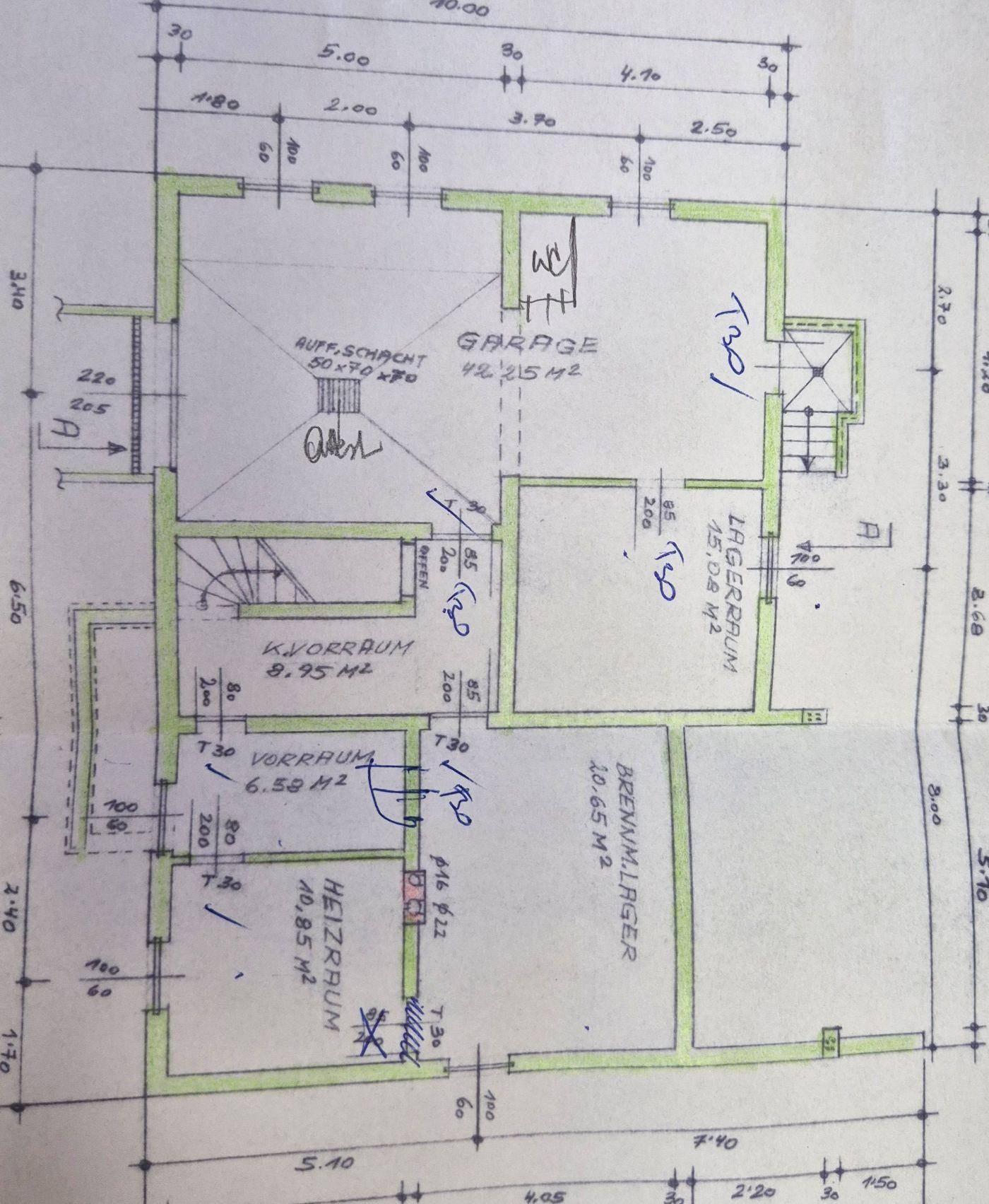 Grundriss des Erdgeschosses mit Garage, Lagerräumen und Heizraum.