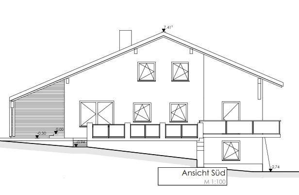 Seitenansicht eines Hauses mit Satteldach und Balkonen, zeigt die Südfassade des Gebäudes.