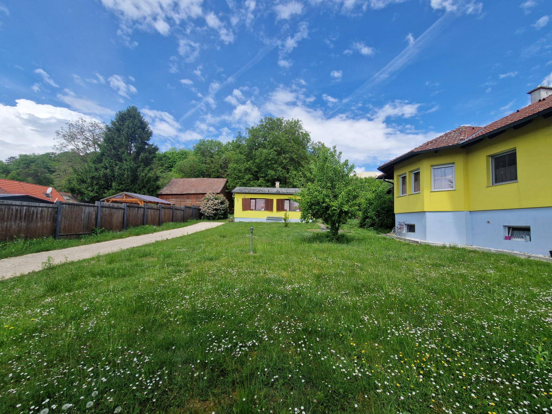 ZWEI WOHNHÄUSER - TRAUMHAFTER BUNGALOW UND KLEINES SOMMERHAUS SAMT PARKÄHNLICHEM GARTEN MIT HERRLICHEM ALTBAUMBESTAND - Ansicht 3