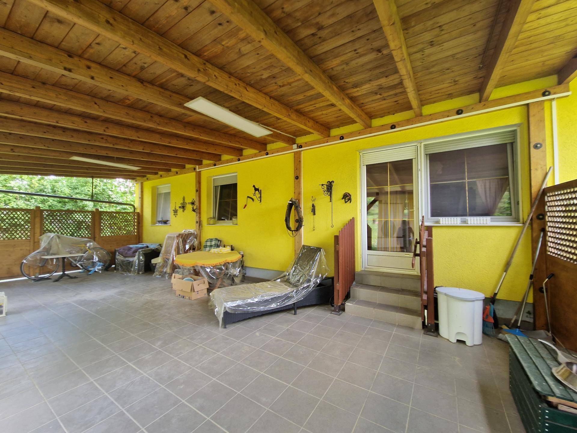 ZWEI WOHNHÄUSER - TRAUMHAFTER BUNGALOW UND KLEINES SOMMERHAUS SAMT PARKÄHNLICHEM GARTEN MIT HERRLICHEM ALTBAUMBESTAND - Ansicht 4