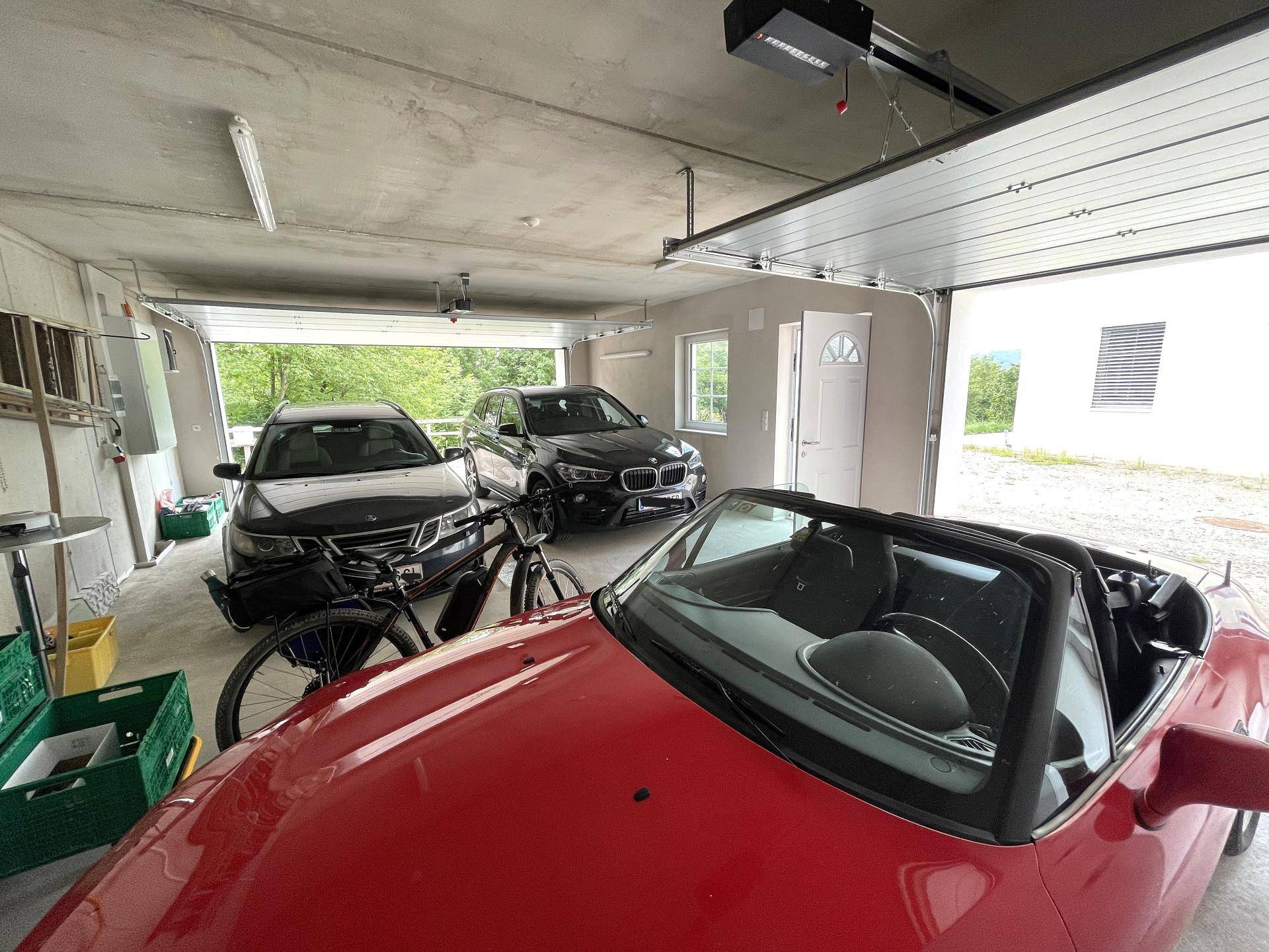 Geräumige Garage mit Platz für mehrere Fahrzeuge und direktem Zugang.