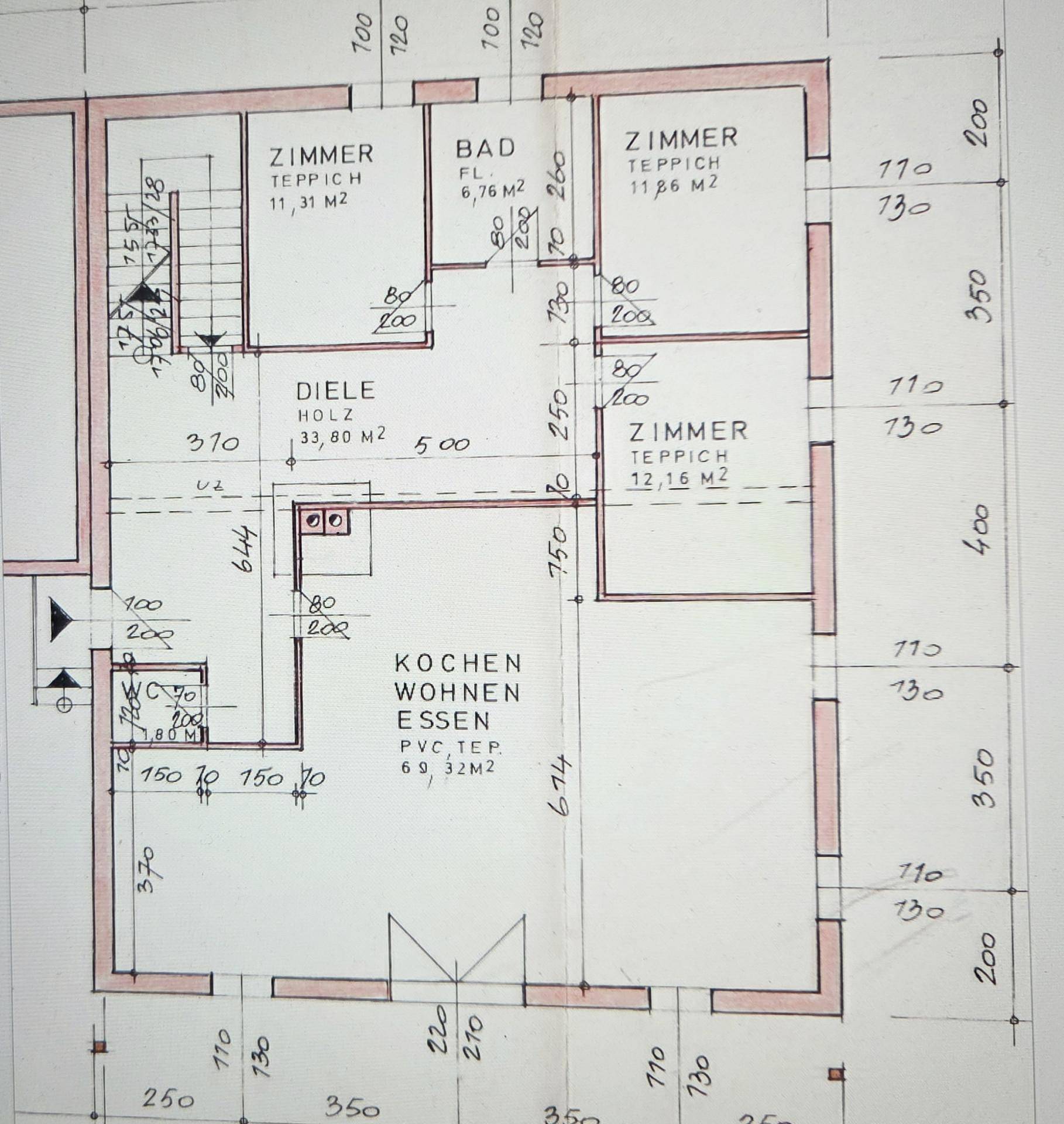 Grundriss des Erdgeschosses mit offenem Wohn-Essbereich, Küche, Diele und zwei Zimmern.