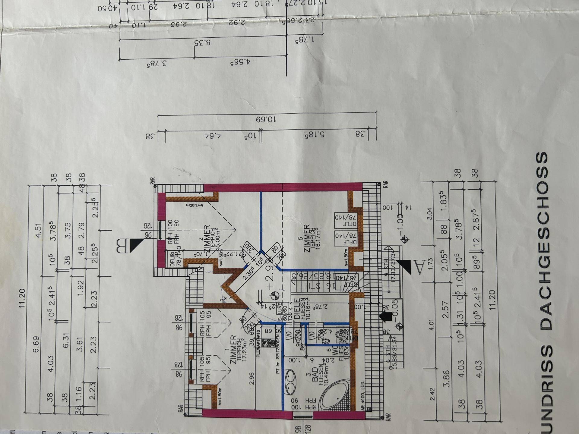 Grundriss des Dachgeschosses mit Zimmeraufteilung und Maßen.