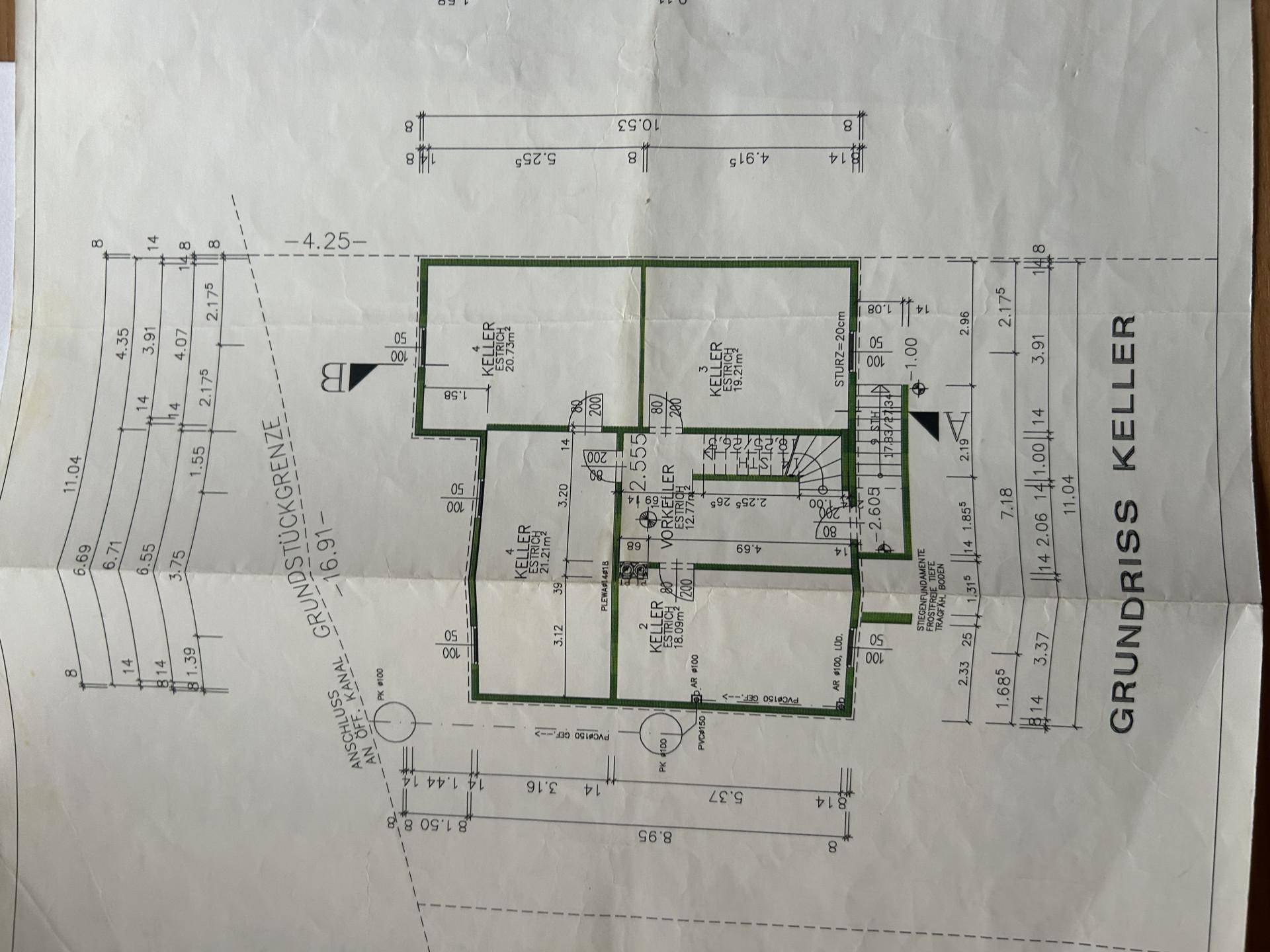 Grundriss des Kellers mit verschiedenen Abstellräumen und Treppenaufgang.