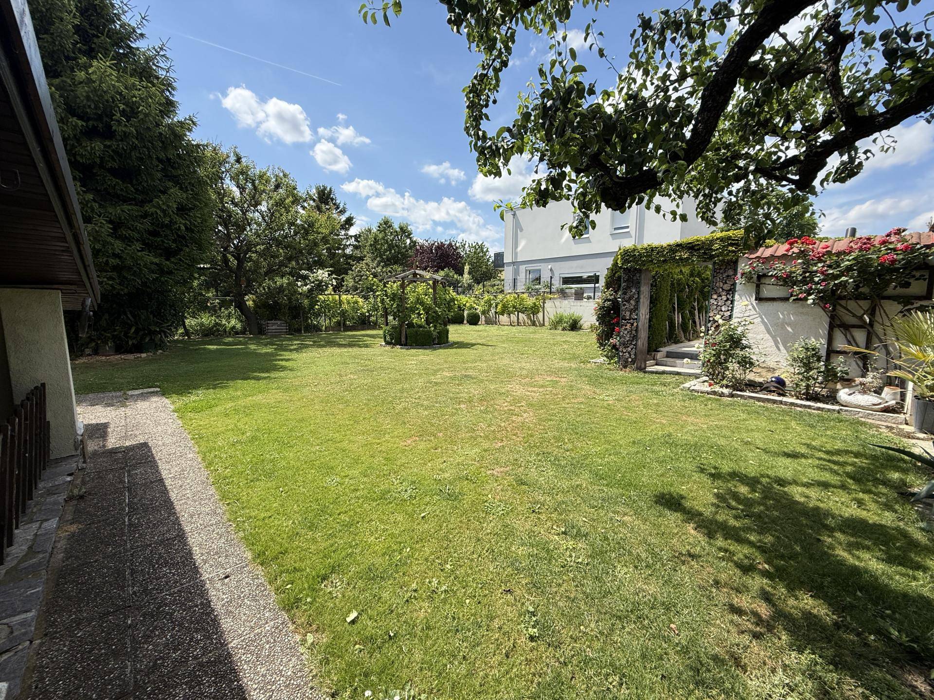 Im Herzen der Esterházy-Stadt – Haus mit Pool auf weitläufigem Grundstück in begehrter Wohnlage - Ansicht 2