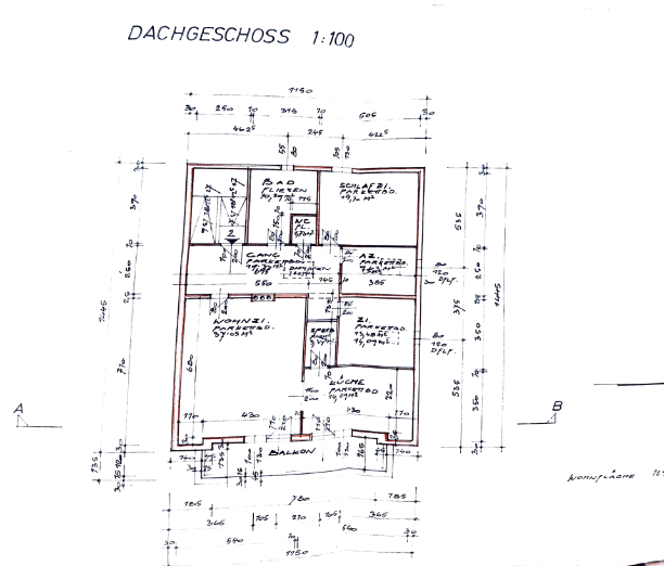 Dachgeschoss-Grundriss mit Schlafzimmern, Bad, Wohnzimmer und Balkonzugang.