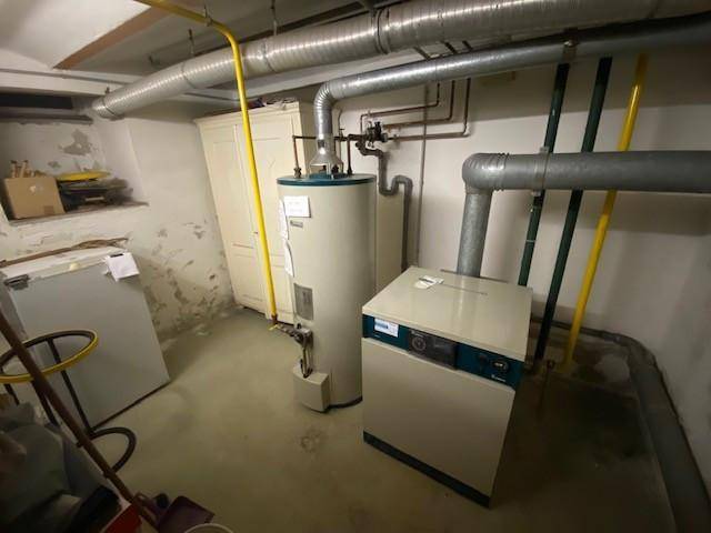 Heizungsraum im Keller mit Warmwasserboiler und Heizungsanlage.