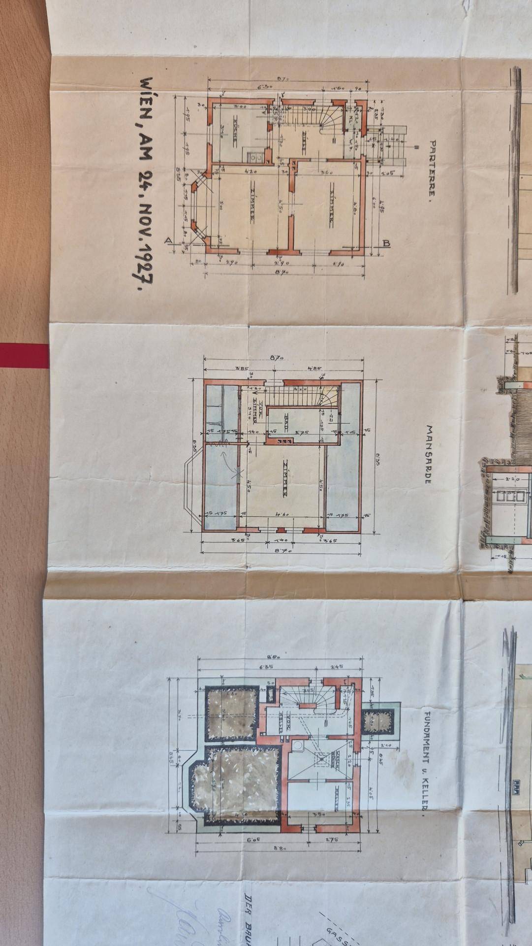 Historischer Grundrissplan des Hauses mit verschiedenen Etagen und Raumaufteilungen.