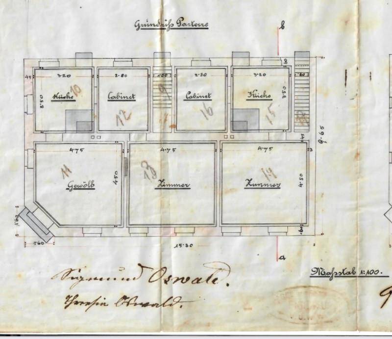 Historischer Grundriss des Erdgeschosses mit mehreren Zimmern und Küchenbereichen.
