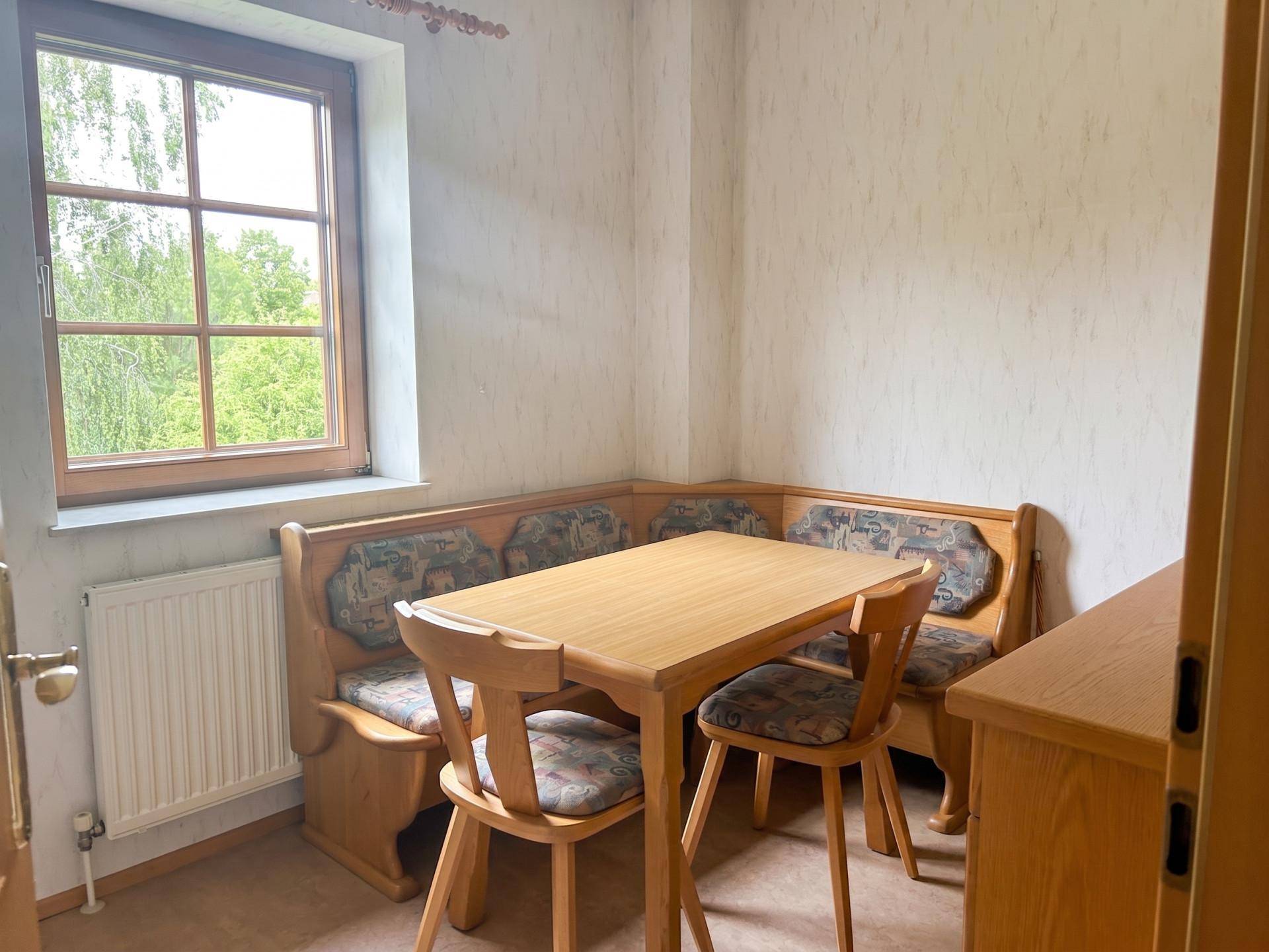 Gemütlicher Essbereich mit traditioneller Eckbank und Holztisch, ideal für Familienmahlzeiten.