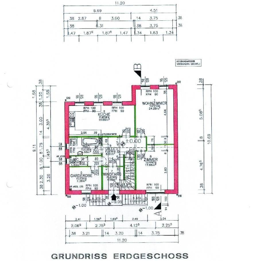 Grundriss des Erdgeschosses mit Küche, Wohnzimmer und einem weiteren Zimmer.