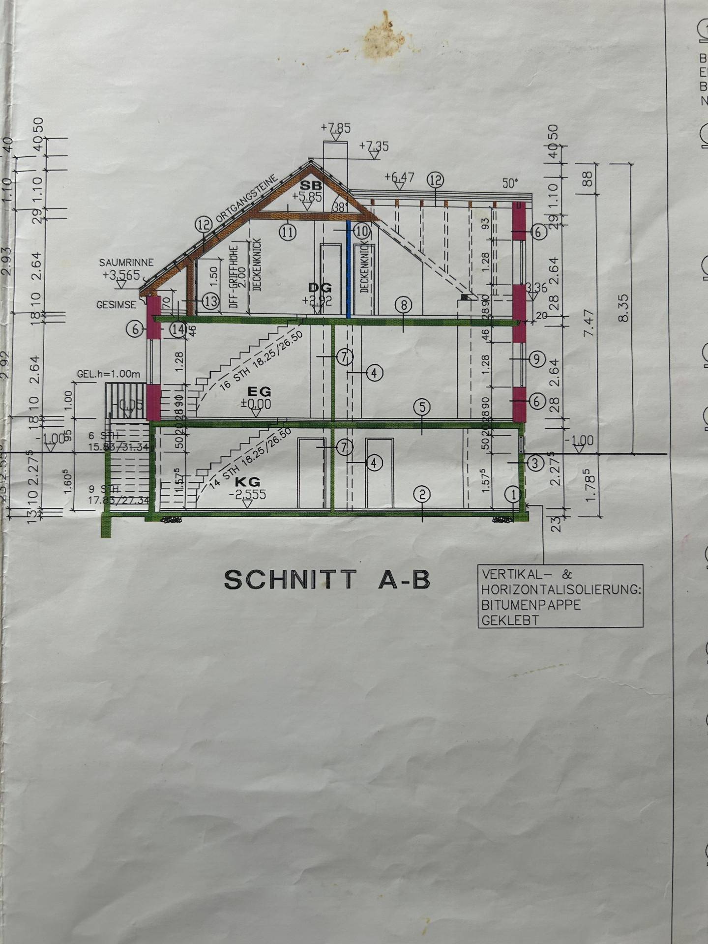 Schnittansicht des Gebäudes von Keller bis Dachgeschoss, zeigt die vertikale Struktur.