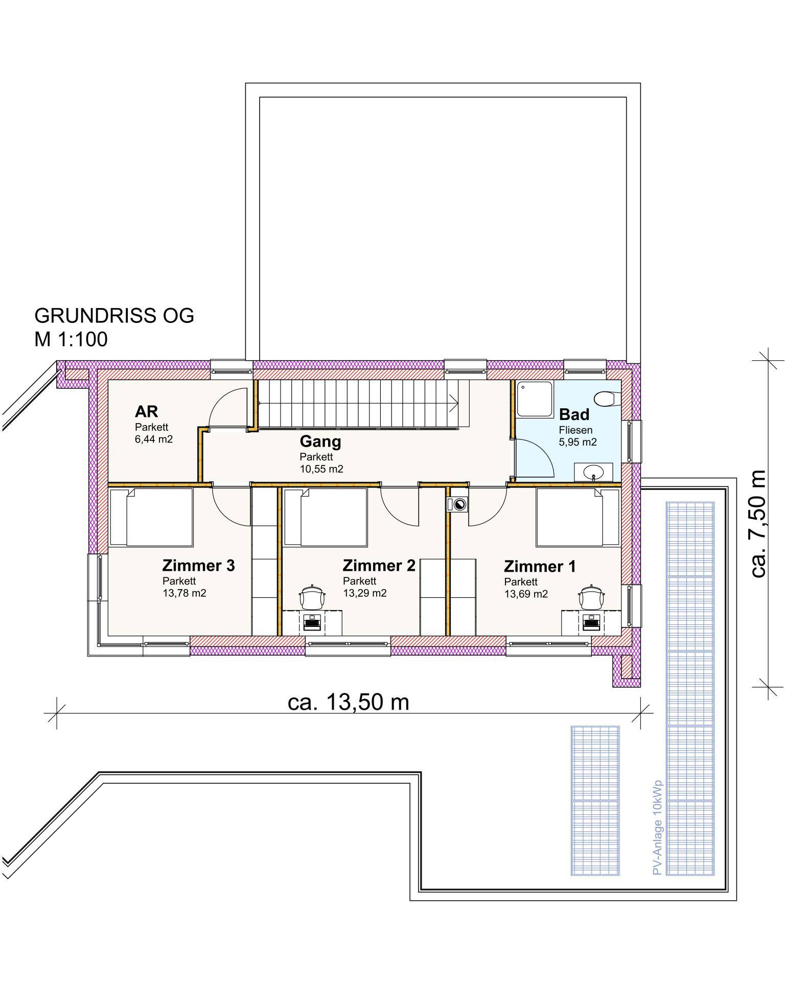 Grundriss des Obergeschosses mit drei Schlafzimmern, einem Flur und einem weiteren Badezimmer.