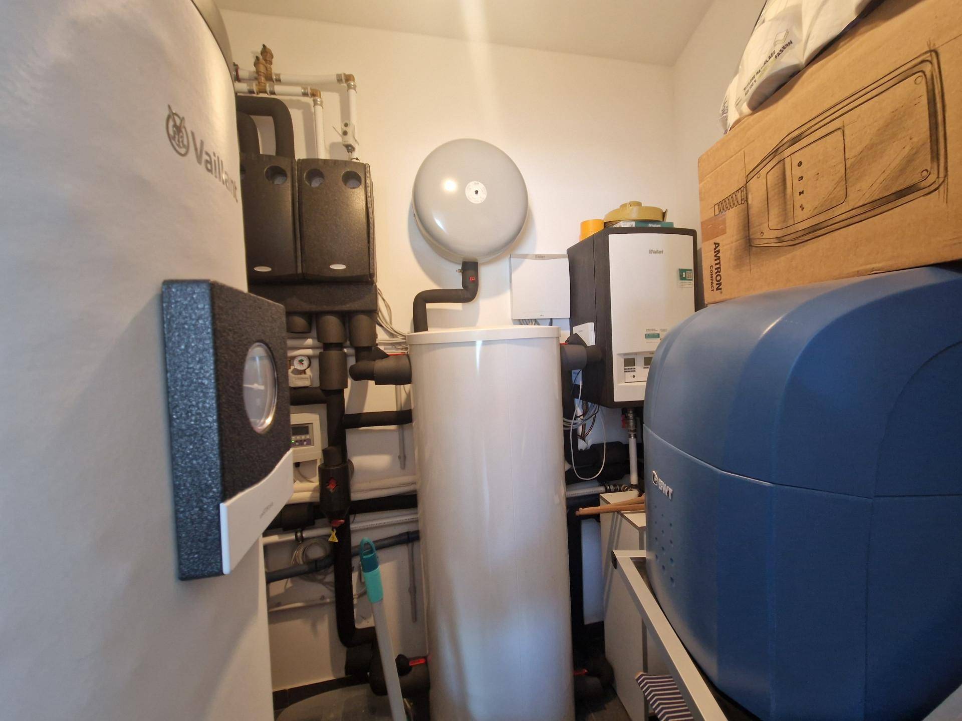 Technikraum mit Heizungs- und Wassersystemen, sauber und funktional eingerichtet.