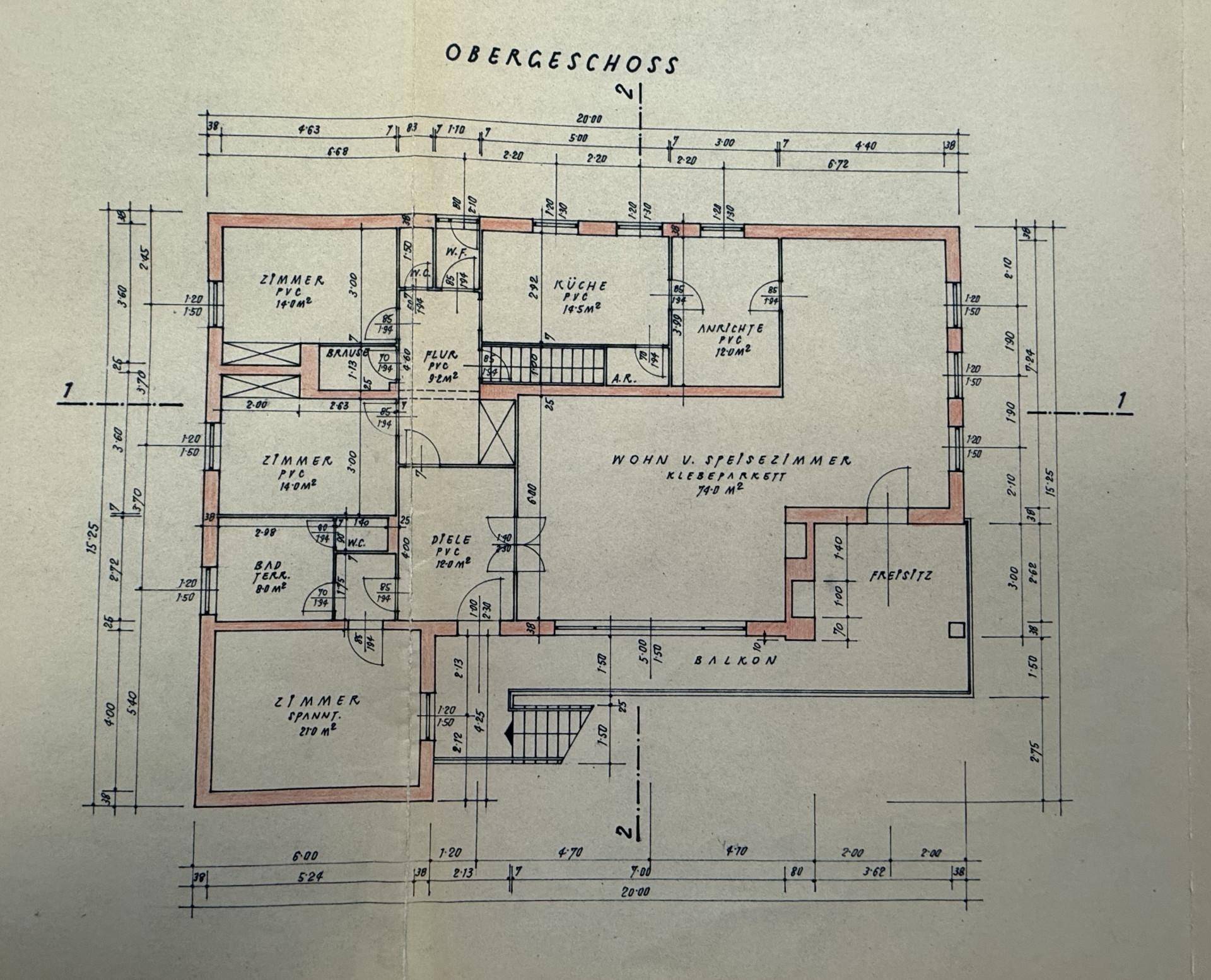 Grundriss des Obergeschosses mit Wohn- und Esszimmer, Küche und Balkon.
