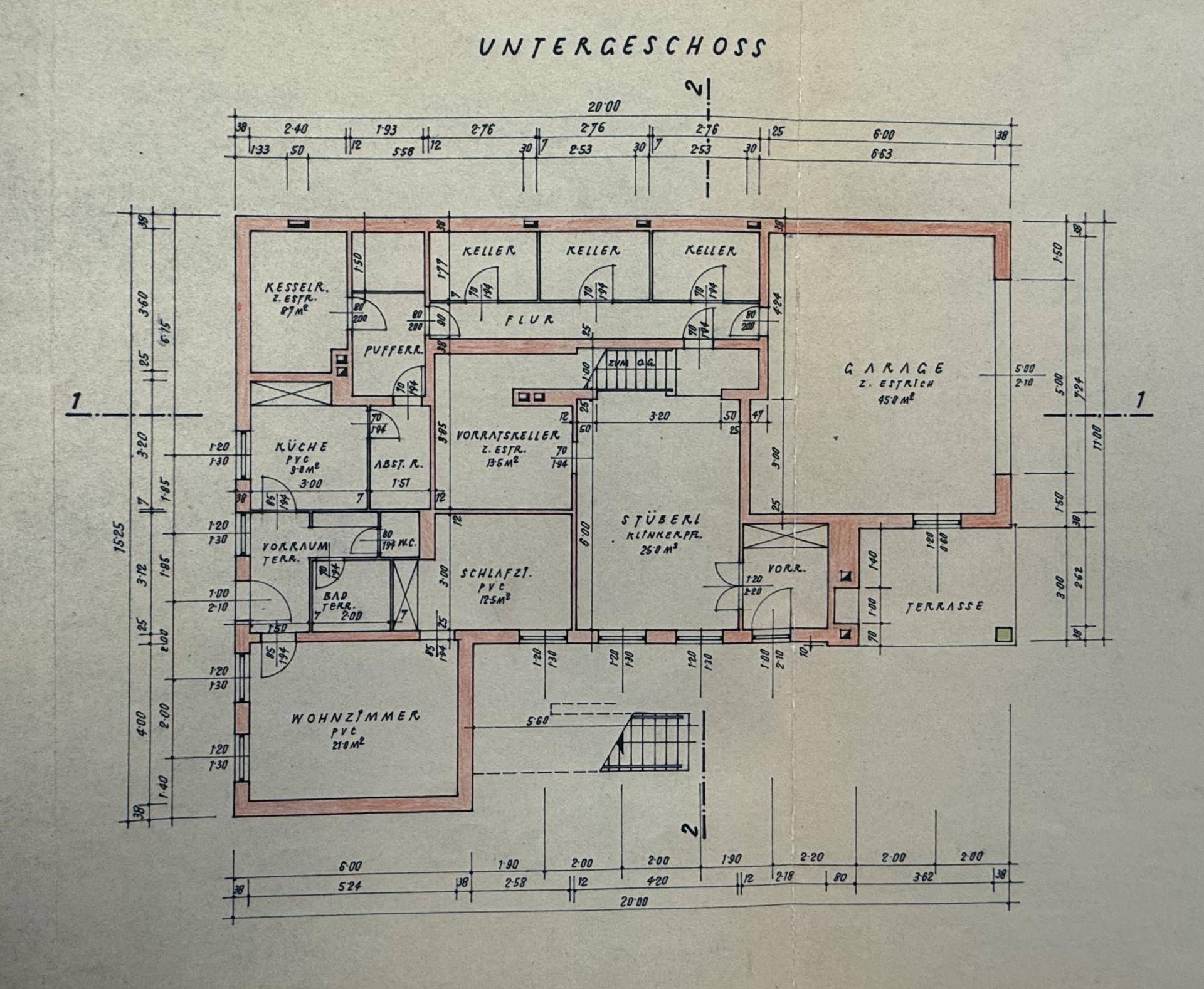 Grundriss des Untergeschosses mit Keller, Garage, Wohnzimmer und Terrasse.