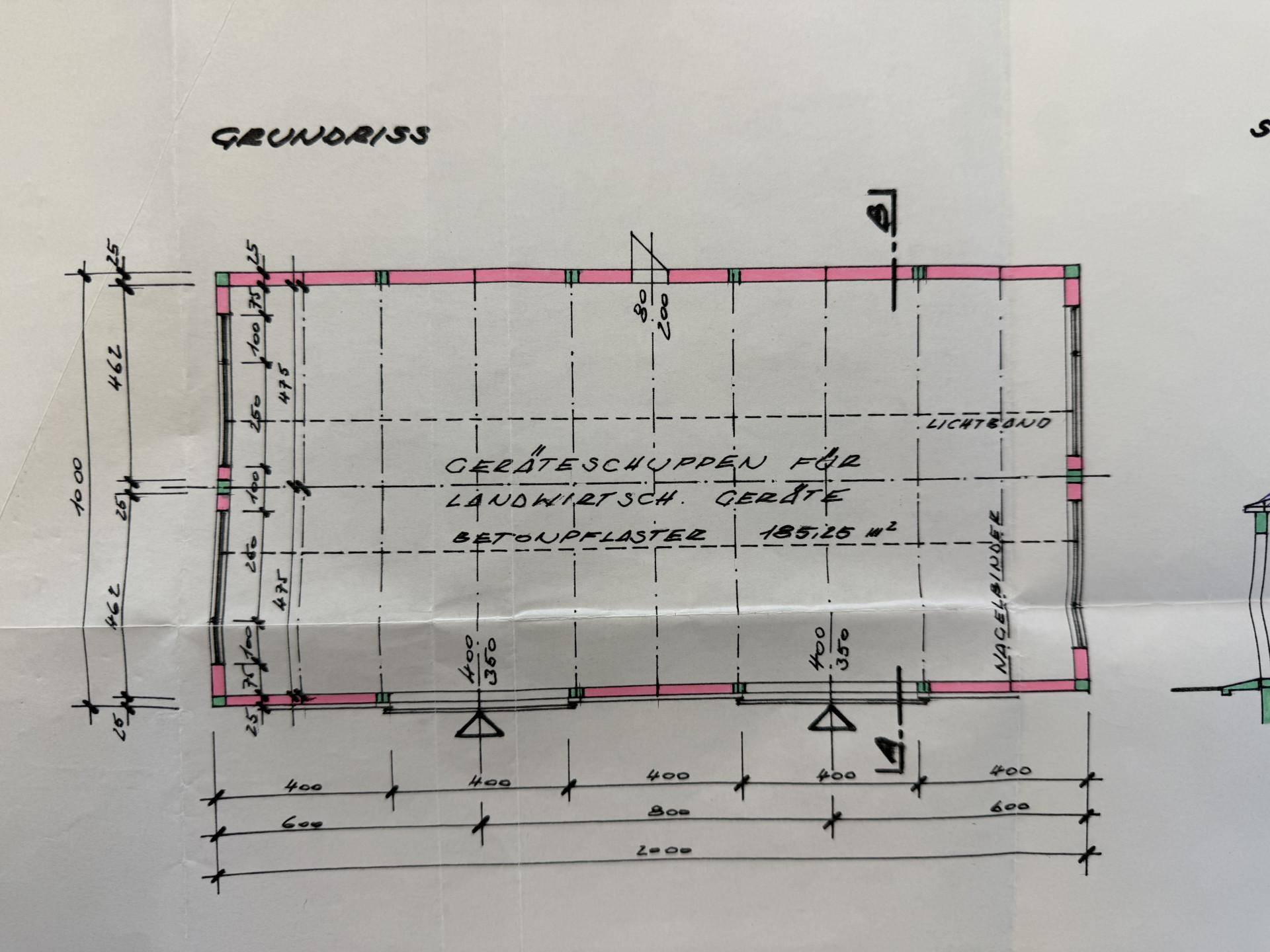 Grundriss eines Geräteschuppens für landwirtschaftliche Geräte mit Betonpflaster.