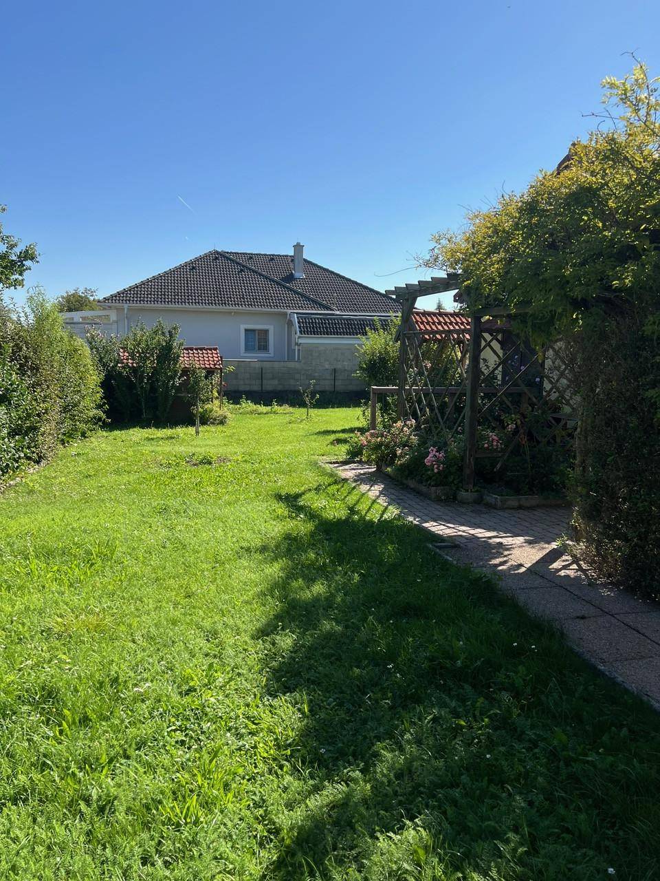 Großzügiges Einfamilienhaus mit Wintergarten auf großem Grundstück! - Ansicht 2