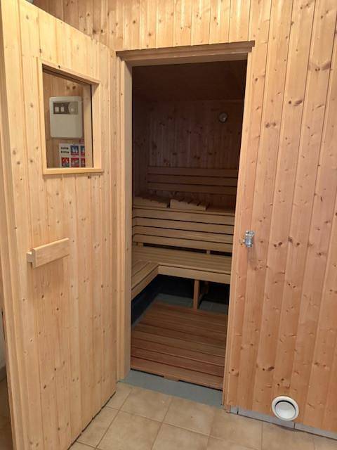 Private Sauna mit Holztäfelung und Sitzbänken für Entspannung.