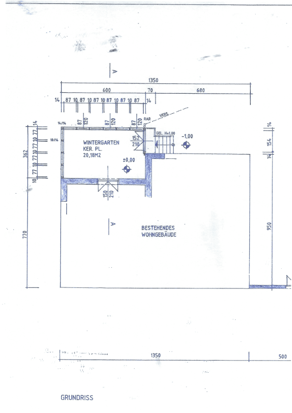 Grundriss des Erdgeschosses mit einem Wintergarten und dem bestehenden Wohngebäude.