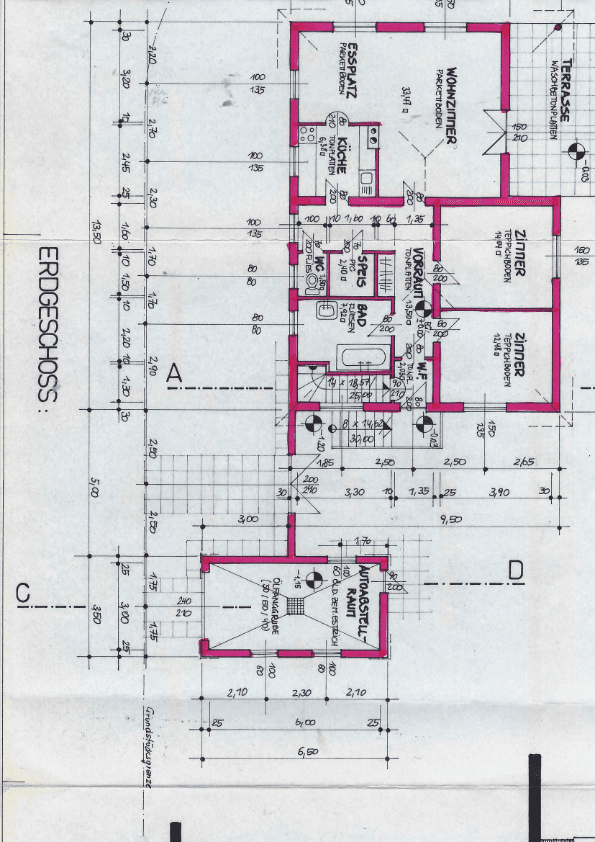 Grundriss des Erdgeschosses mit Wohnzimmer, Küche, Bad und Terrasse.