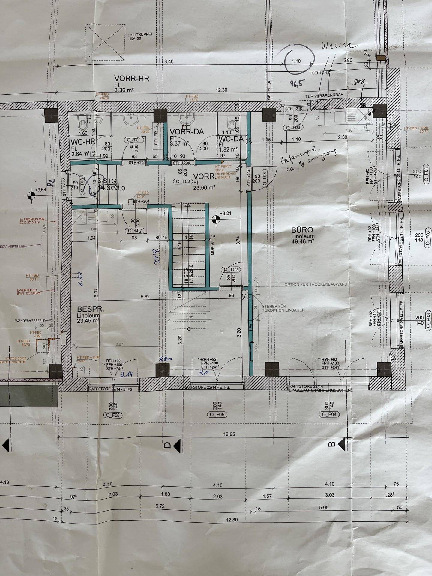 Detaillierter Grundrissplan eines Gebäudes mit verschiedenen Räumen und Maßen.