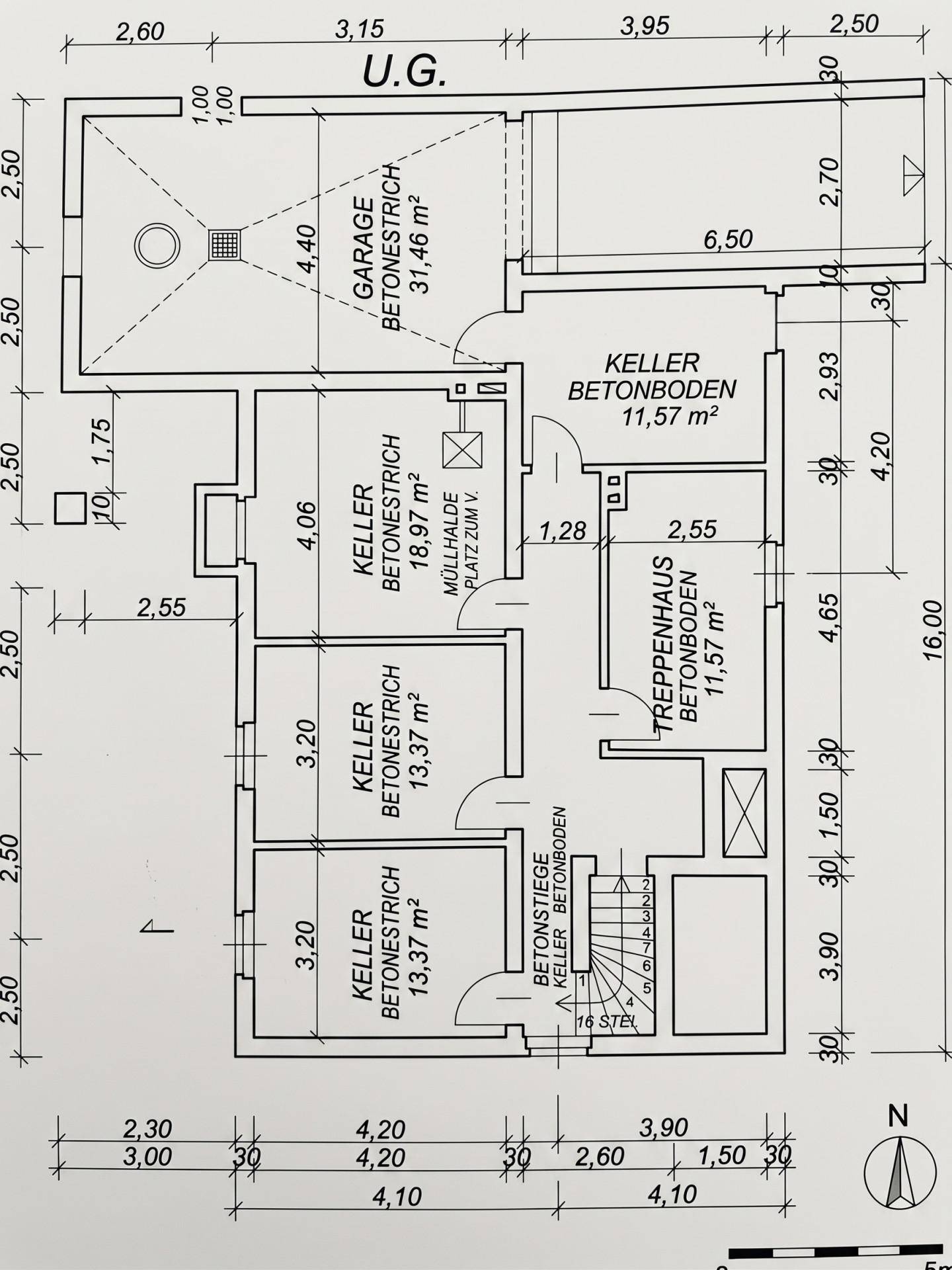 Grundriss des Untergeschosses mit Garage, mehreren Kellerräumen und Treppenaufgang.