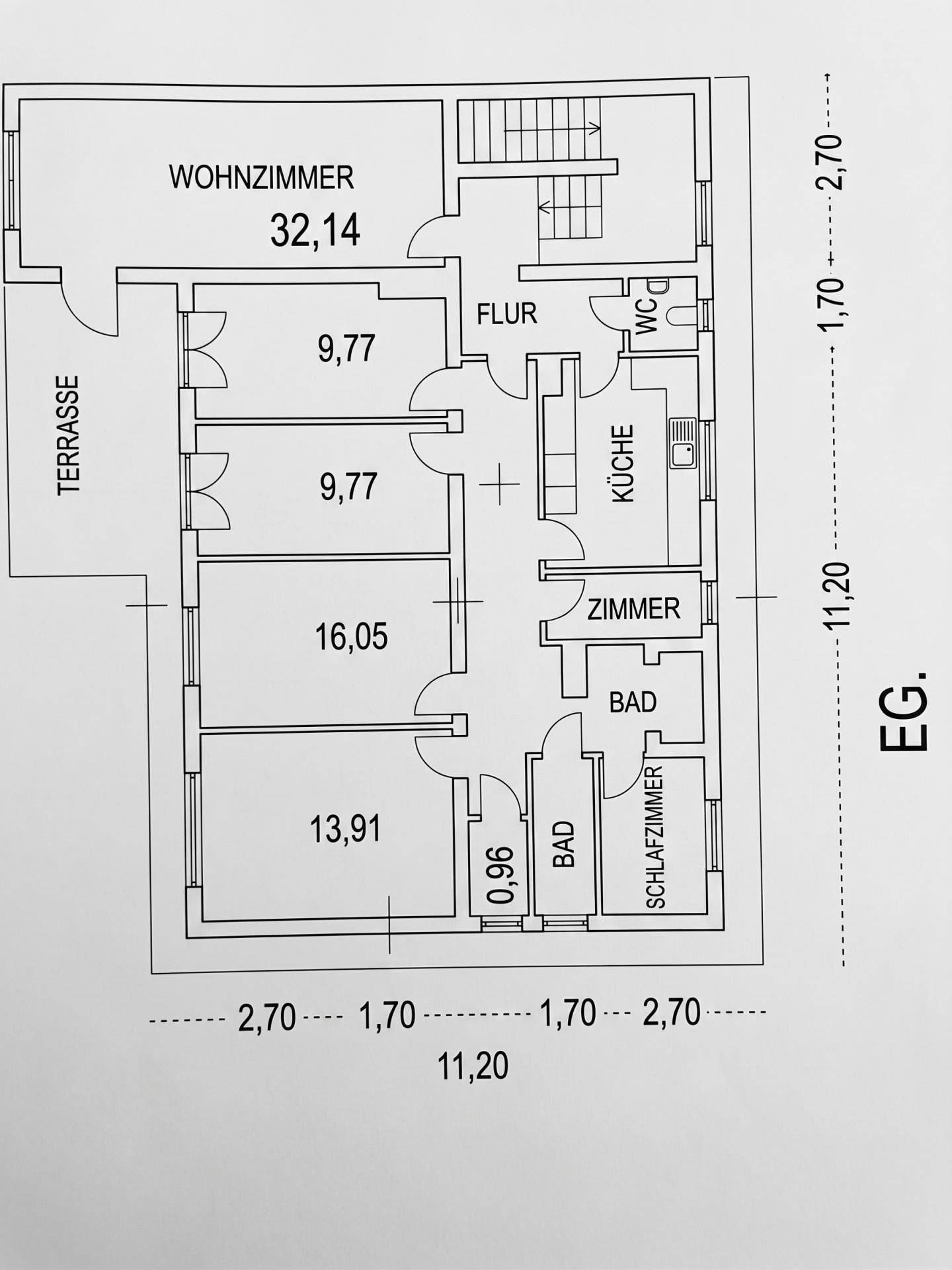 Grundriss des Erdgeschosses mit Wohnzimmer, Küche, Schlafzimmern, Bädern und Terrasse.