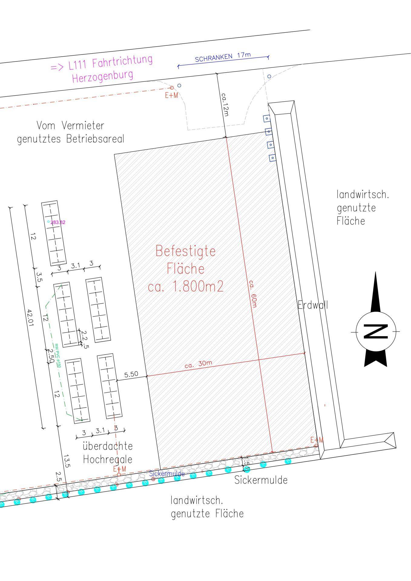 Technischer Plan einer befestigten Fläche von ca. 1.800m² mit eingezeichneten überdachten Hochregalen und Zufahrt.