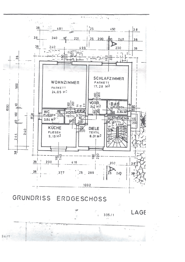 Grundriss des Erdgeschosses mit Wohnzimmer, Schlafzimmer, Küche und Bad.