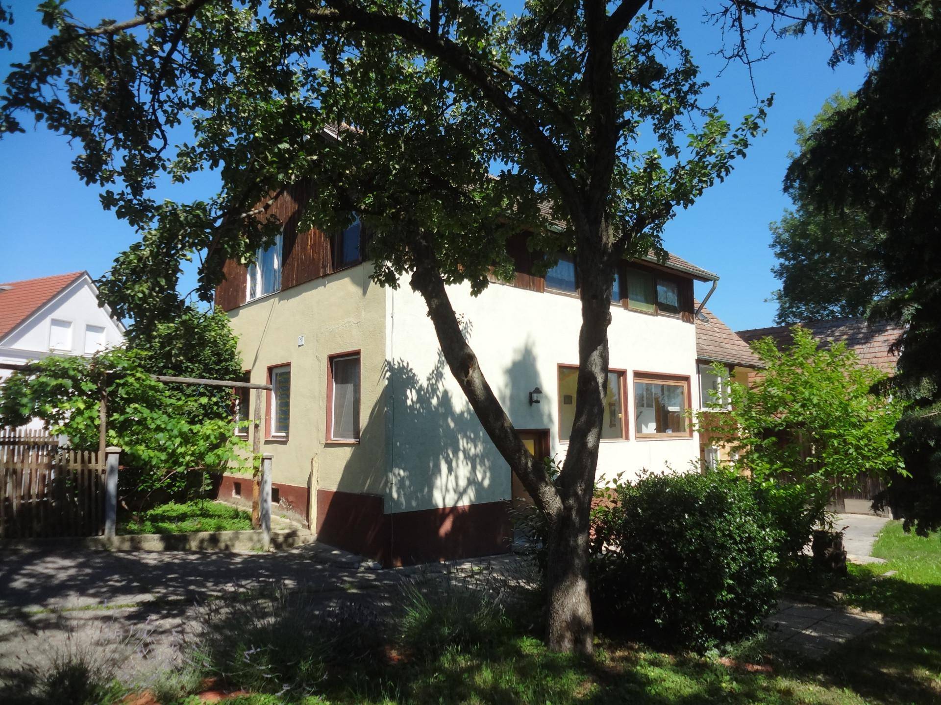 ÄLTERES HAUS - GROSSER GARTEN - SCHEUNE - SCHUPPEN - RUHELAGE - Ansicht 2
