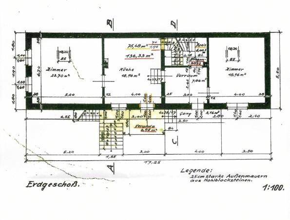 Grundriss des Erdgeschosses mit Küche, Zimmern und einer Veranda.