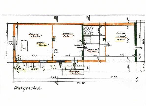 Grundriss des Obergeschosses mit Zimmern, Bad und einem Balkon.