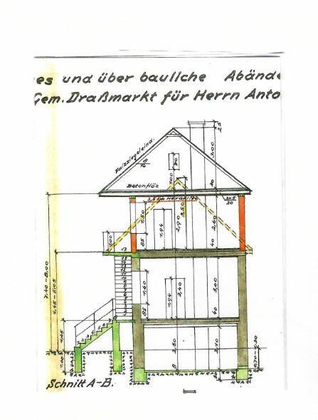 Schnittzeichnung eines Einfamilienhauses mit mehreren Stockwerken und sichtbarer Dachschräge.