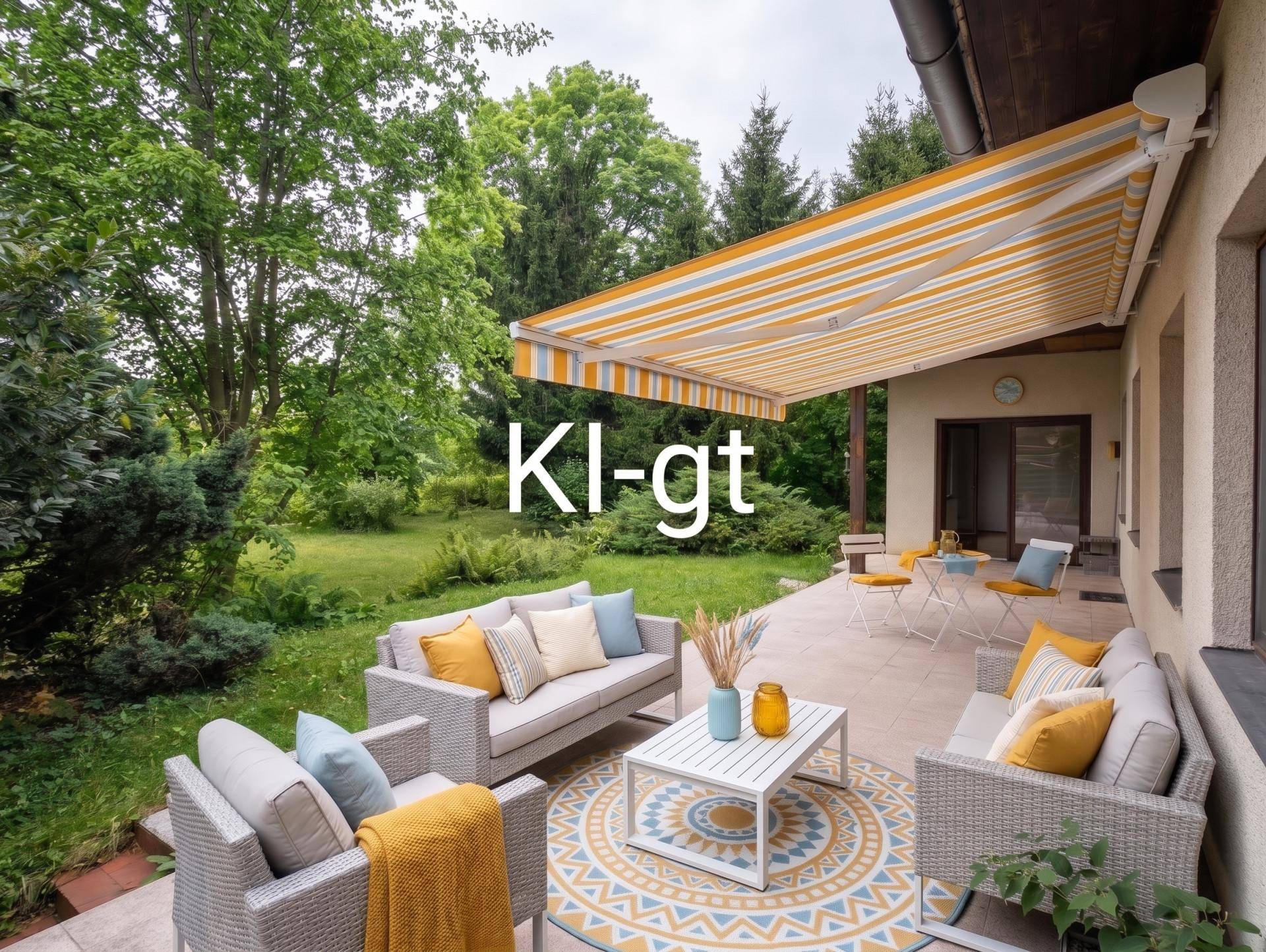 Möblierte Terrasse mit moderner Sitzgruppe, farbenfrohem Teppich und gestreifter Markise im Grünen.