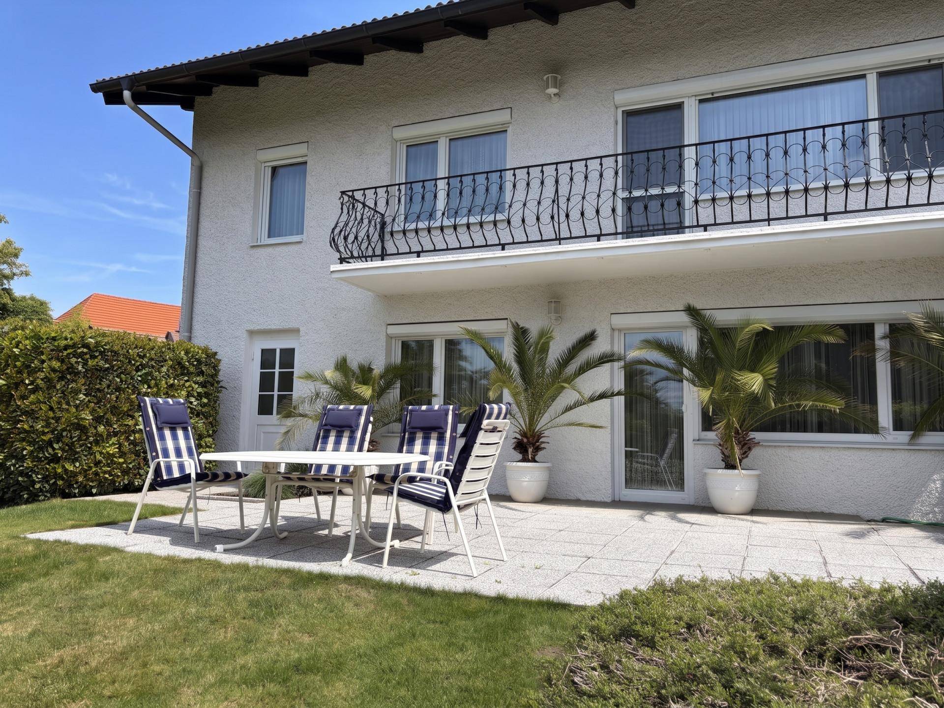 Gemütliche Terrasse mit Gartenmöbeln und Blick ins Grüne, direkt am Haus gelegen.