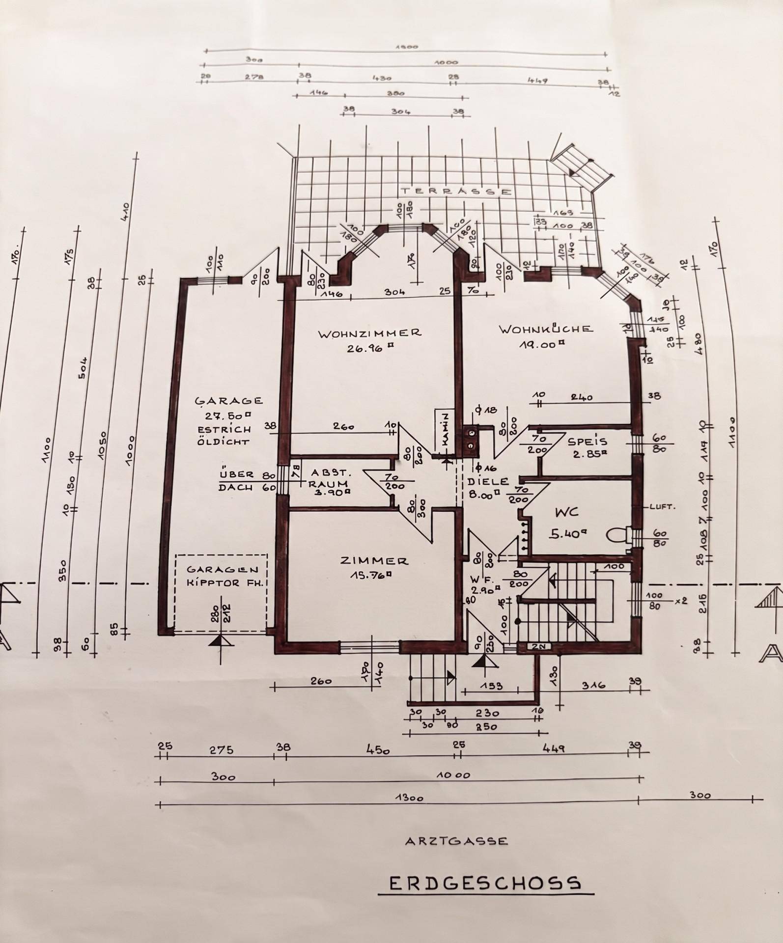 Grundriss des Erdgeschosses mit Wohnzimmer, Wohnküche, WC und Garage.