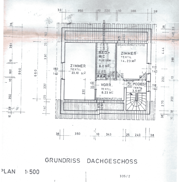 Grundriss des Dachgeschosses mit Zimmern, Bad und Dachschrägen.