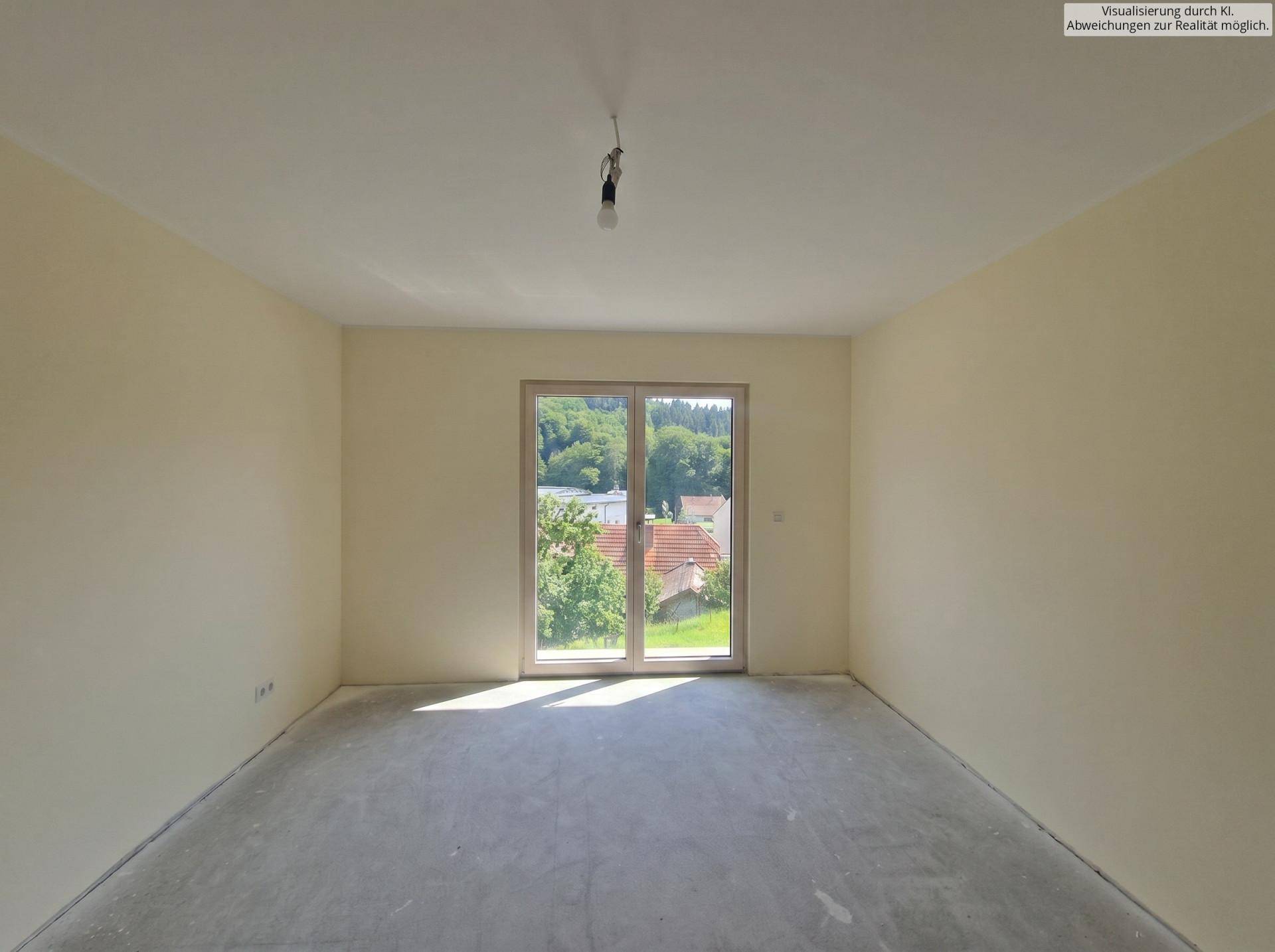 Geräumiges Zimmer mit großem Fenster und Zugang zum Außenbereich, ideal als Wohnzimmer nutzbar.